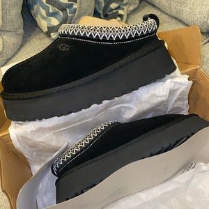 UGG Tazz Platforms Black size 6